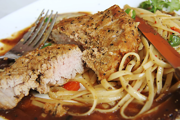 포토 JPG 해외이미지 접시 유럽 음식 채소 파스타 육류 돼지고기 스테이크 요리 사람없음 장식 식사 희망 소고기 면 발표 자르기 슬라이스 후추 양고기 서쪽 해외202004 해외포토 식기 감정 나라 식재료 모션 서양음식 방향 향신료 파일형식 이미지허브