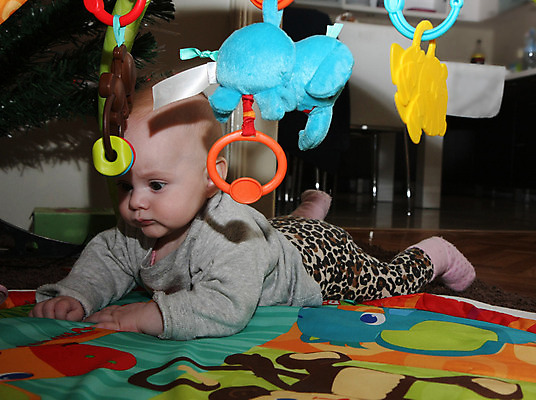 포토 JPG 해외이미지 행복 얼굴 어린이 놀이 건강 한명 사람 장난감 성장 게임 아기 닫기 달콤 호기심 결백 해외202004 해외포토 1 감정 컨셉 모션 신체부위 맛 파일형식 이미지허브