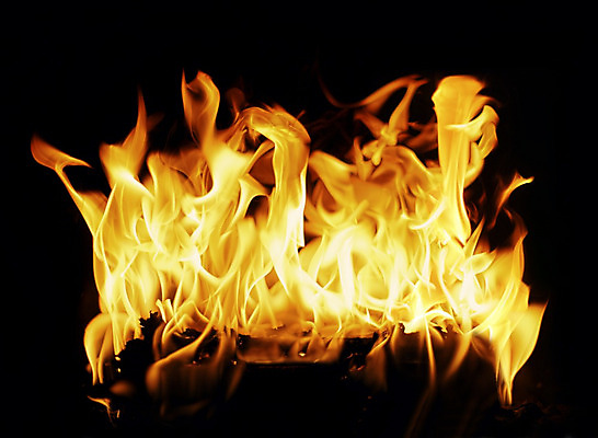 포토 JPG 해외이미지 휴식 굴뚝 사람없음 목재 노란색 평화 검은색 뜨거움 모닥불 난로 벽난로 화재 심플 통나무 연소 화상 해외202004 해외포토 나무 컬러 컨셉 재료 불 상처 난방기 사건 파일형식 이미지허브