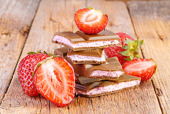 포토 JPG 해외이미지 음식 분홍색 다이어트 과일 탁자 딸기 디저트 건강 사람없음 목재 빨간색 갈색 초콜릿 흰색 신선 달콤 맛 먹기 상쾌 복고 내추럴 고립 숙성 해외202004 해외포토 나무 감정 컬러 가구 컨셉 재료 모션 파일형식 이미지허브