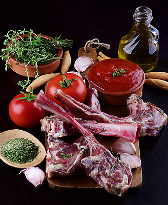 포토 JPG 해외이미지 토마토 식재료 검은배경 실내 마늘 생고기 사람없음 올리브오일 허브 양고기 나무도마 해외202004 해외포토 식물 백그라운드 채소 도마 육류 내부 목재 검은색 기름_음식 파일형식 이미지허브