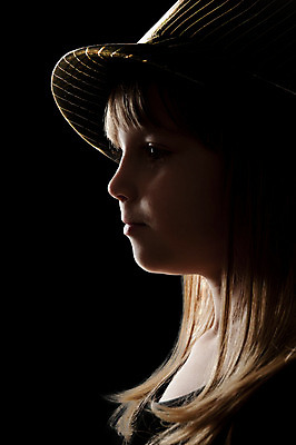 포토 JPG 해외이미지 백인 학생 라이프스타일 옷 여자 행복 어린이 포즈 한명 서기 사람 유행 귀여움 표현 엉덩이 페도라 스타일 해외202004 해외포토 서양인 모자_잡화 1 감정 컨셉 모션 생활 신체부위 파일형식 이미지허브