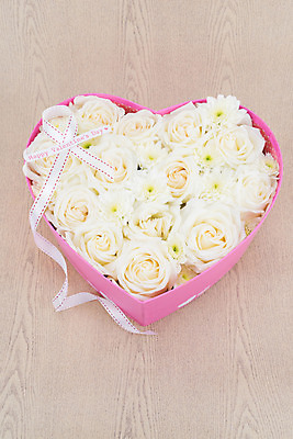 포토 JPG 해외이미지 모양 꽃잎 꽃 행복 리본 백그라운드 휴가 발렌타인데이 선물 사랑 사람없음 목재 빨간색 상자 장미 라벨 흰색 하트 축하 활 다이아몬드 해외202004 해외포토 나무 식물 감정 컬러 컨셉 재료 데이이벤트 프레임 보석 파일형식 이미지허브