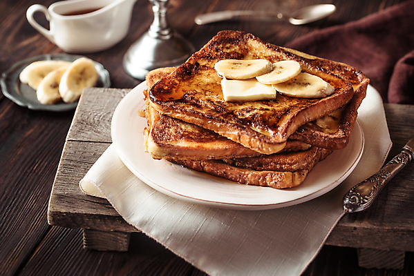 포토 JPG 해외이미지 접시 바나나 실내 사람없음 식탁보 슬라이스 버터 나무받침 나무배경 해외202004 프렌치토스트 해외포토 식기 백그라운드 과일 내부 목재 받침대 토스트 파일형식 이미지허브