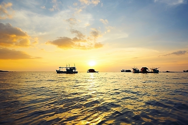 포토 JPG 해외이미지 전통 계절 아시아 바다 여행 교통시설 자연 하늘 아침 낚시 주택 항해 풍경 사람없음 물 여름 빛 햇빛 태양 일출 환경 항구 황혼 일몰 새벽 만 보트 황금 저녁 베트남 감탄 파라다이스 수평선 해외202004 해외포토 주간 자연요소 나라 교통 배_교통 레저 건물 노을 동남아시아 야간 시설 생태계 파일형식 이미지허브