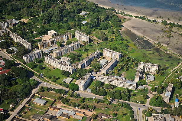 포토 JPG 해외이미지 건축물 바다 섬 여행 공장 교통시설 아프리카 자연 안테나 풍경 사람없음 건물 물 파란색 관광지 하이앵글 농장 도시 숲 암초 타운 스카이라인 랜드마크 열대기후 조감도 탄자니아 해외202004 해외포토 자연요소 건축 나라 뷰포인트 컬러 교통 농업 통신 공업 시설 생태계 파일형식 이미지허브
