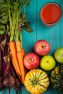 포토 JPG 해외이미지 계절 음식 백그라운드 농업 채소 오렌지 재료 탁자 건강 사람없음 목재 초록색 파란색 농작물 컬러풀 농장 노란색 정원 당근 가을 신선 시장 농부 수집 배열 유기농 날것 내추럴 구성 비트 숙성 정물화 채식주의자 해외202004 해외포토 나무 직업 웰빙 산업 컬러 가구 과일 뿌리채소 그림 채식 파일형식 이미지허브