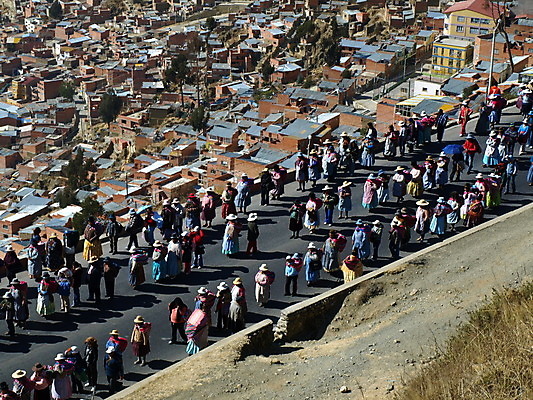 포토 JPG 해외이미지 도로 건축양식 하늘 산 거리 주택 안테나 파노라마 사람 풍경 사람없음 건물 도시풍경 골짜기 맑음 축제 미국 도시 군중 정상 고도 언덕 남쪽 혁명 볼리비아 인구 절정 행진 많음 해외202004 해외포토 건축물 건축 길 컨셉 북아메리카 통신 교통시설 모션 자연 날씨 촬영기법 아메리카 방향 파일형식 이미지허브