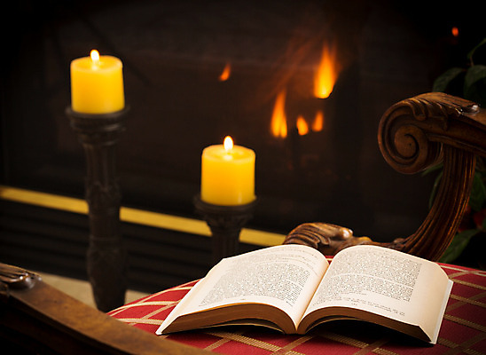 포토 JPG 해외이미지 교육 겨울 의자 촛불 호텔 불 불꽃 휴식 주택 실내 이야기 사람없음 내부 장식 책 독서 어둠 침묵 방 추위 오픈 읽기 벽난로 문학 빛망울 해외202004 해외포토 자연요소 계절 가구 컨셉 초 모션 숙소 건물 빛 소리 파일형식 이미지허브