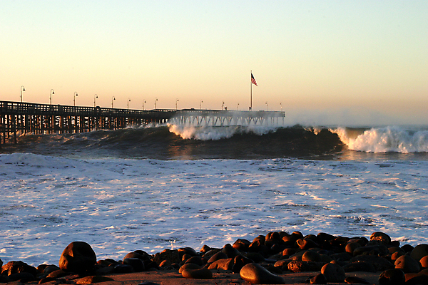 포토 JPG 해외이미지 주간 해외풍경 파도 바다 해변 사람없음 야외 미국 바위 캘리포니아 가교 해외202004 해외포토 자연요소 해외 건축물 북아메리카 풍경 돌_바위 파일형식 이미지허브