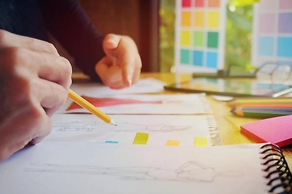 포토 JPG 해외이미지 백인 직업 디자인 드레스 옷 여자 산업 비즈니스 창조 미소 성인 사람없음 유행 기계 직물 업무 작업실 마네킹 바느질 디자이너 스케치 그림 주인 수공예 재단 재단사 스타일리스트 핸드메이드 스타일 해외202004 해외포토 서양인 표정 미술 사람 작업 공예 파일형식 이미지허브