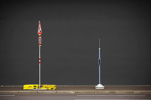 포토 JPG 해외이미지 도로 벽 무늬 거리 서기 사람없음 심볼 속도 신호 서명 평행 대칭 해외202004 해외포토 길 교통시설 모션 파일형식 이미지허브