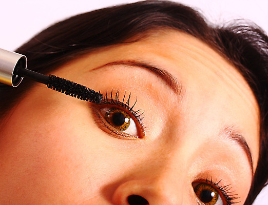 포토 JPG 해외이미지 응시 여자 얼굴 한명 화장 화장품 잡기 붓 화려 어플리케이션 속눈썹 준비 마스카라 신청 해외202004 해외포토 1 시선 컨셉 모션 사람 신체부위 뷰티 눈썹 파일형식 이미지허브