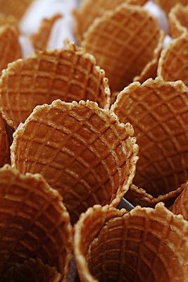 포토 JPG 해외이미지 음식 아이스크림 디저트 사람없음 컵 갈색 과자 얼음 껍질 흰색 신선 닫기 달콤 크림 냅킨 각도 원뿔 충동구매 많음 해외202004 해외포토 자연요소 도형 식기 컬러 컨셉 모션 쇼핑 맛 과소비 파일형식 이미지허브