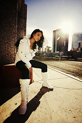 포토 JPG 해외이미지 여자 도로 거리 갈색머리 부츠 한명 앉기 건물 가로 태양 고층빌딩 일몰 재킷 도시 히스패닉 타이즈 혼자 해외202004 해외포토 자연요소 1 헤어스타일 건축물 길 신발 교통시설 모션 사람 빌딩 노을 외투 파일형식 이미지허브