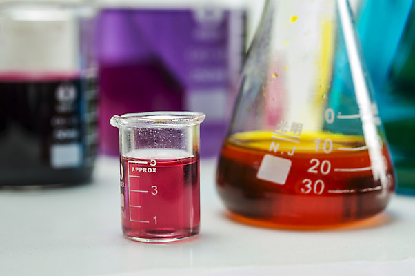 포토 JPG 해외이미지 과학 백그라운드 유리 실험 사람없음 컬러풀 약 장비 흰색 투명 액체 실험실 플라스크 분석 생물학 비커 유리그릇 튜브 원뿔 발견 고립 화학물질 해외202004 해외포토 도형 그릇 교육 컬러 컨셉 의학 재질 실험기구 화학 파일형식 이미지허브