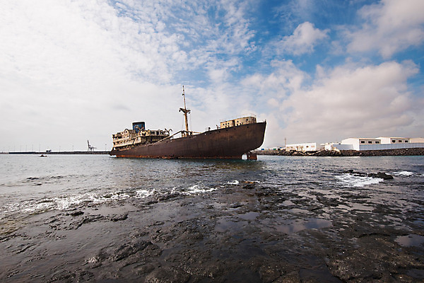 포토 JPG 해외이미지 유럽 모래 파도 바다 섬 여행 교통시설 자연 하늘 항해 풍경 사람없음 빨간색 물 파란색 환경 보트 역사 사건 버리기 부식 함선 깨짐 썩음 옛날 재앙 조난 철강 해외202004 해외포토 자연요소 나라 컬러 교통 컨셉 배_교통 모션 시설 생태계 파일형식 이미지허브