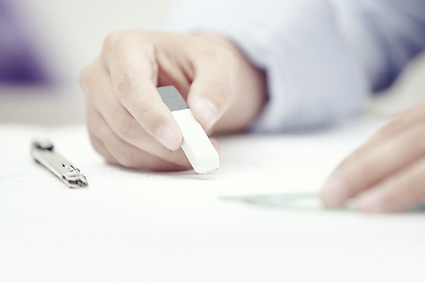 포토 JPG 해외이미지 손 산업 종이 과학 비즈니스 건축양식 설계 실내 한명 사람 신체부위 가로 사무실 숫자 과학기술 기구 공구 작업 엔지니어 수리 계획 인쇄 스케치 측정 오브젝트 그림 지우개 레이아웃 문서 눈금 컴파스 고무 청사진 공학 개발 프로젝트 해외202004 해외포토 문자 1 교육 건축 컨셉 문구용품 학용품 기술 미술 내부 도구 기술자 파일형식 이미지허브