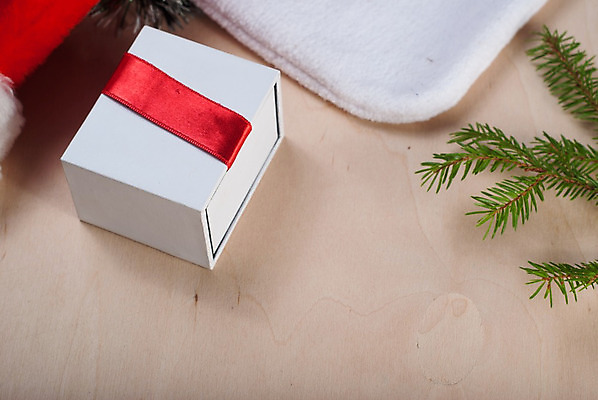 포토 JPG 해외이미지 나무 디자인 계절 리본 백그라운드 크리스마스 겨울 공 탁자 휴가 새로움 새해 기념 털 선물 이벤트 사람없음 목재 장식 빨간색 산타클로스 파티 축제 흰색 나뭇가지 눈송이 12월 심볼 큐브 오브젝트 복고 패키지 전나무 카피스페이스 클라우스 해외202004 해외포토 식물 기념일 컬러 가구 컨셉 재료 눈_날씨 공백 날짜 파일형식 이미지허브