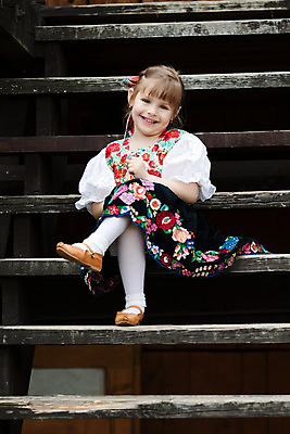 포토 JPG 해외이미지 백인 모델 1 전통 드레스 공원 여자 꽃 행복 감정 어린이 백그라운드 자연 놀이 한명 사람 앉기 여러명 초록색 컬러풀 계단 맑음 축제 봄 기쁨 흰색 시골 작음 지역 자수 밀짚 민화 옛날 전국 해외202004 해외포토 서양인 식물 옷 계절 공공시설 컬러 다수 모션 날씨 짚 크기 그림 생태계 파일형식 이미지허브