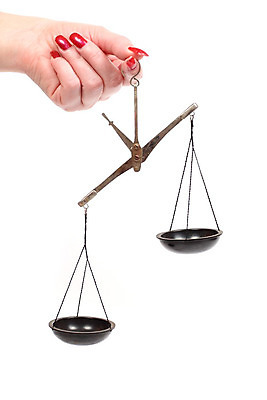 포토 JPG 해외이미지 손 컨셉 저울 사람없음 약 금속 기구 비교 몸무게 약국 측정 오브젝트 싱글 해외202004 해외포토 의학 재질 신체부위 파일형식 이미지허브