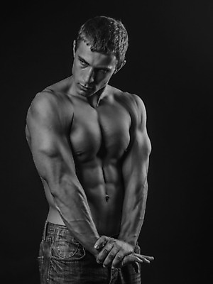 포토 JPG 해외이미지 백인 모델 1 남자 스포츠 백그라운드 신체 근육 탈의 건강 한명 사람 성인 운동 검은색 힘 청바지 보디빌더 연습 몸통 팔 무거움 복근 운동가 이두근 개조 완전 해외202004 해외포토 서양인 컬러 컨셉 바지 신체부위 무게 보디빌딩 파일형식 이미지허브