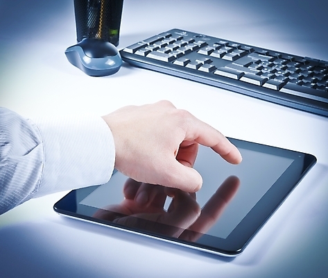 포토 JPG 해외이미지 손 남자 백그라운드 인터넷 비즈니스 통신 손가락 탁자 모바일 미래 새로움 사람없음 책 노트북 컴퓨터 터치패드 사무실 알약 디지털 스크린 모니터 공백 터치 흰색 잡기 감각 메시지 플랫 연결 휴대용 오브젝트 전자 언론 클릭 팔 패드 입력 터치스크린 인터랙티브 해외202004 해외포토 컬러 가구 컨셉 모션 사람 신체부위 전자제품 약 파일형식 이미지허브