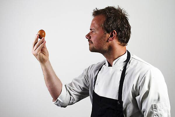 포토 JPG 해외이미지 백인 직업 1 손 남자 행복 음식 유니폼 건강 요리 한명 사람 성인 주방 식당 계란 요리사 식사 저녁식사 흰색 잡기 업무 서비스 레시피 해외202004 해외포토 서양인 옷 감정 컬러 모션 신체부위 상점 알 작업 파일형식 이미지허브