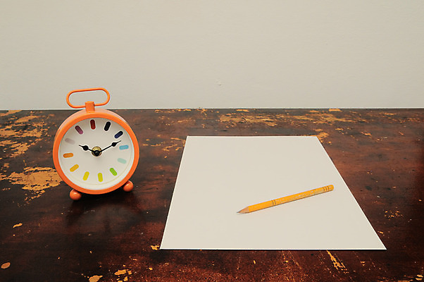 포토 JPG 해외이미지 디자인 교육 종이 시계 백그라운드 컨셉 비즈니스 학교 설명 사람없음 책 스터디 독서 연필 펜 쌓기 다이어리 쪽지 공책 공백 시험 종 흰색 시간 오픈 메시지 읽기 모래시계 오브젝트 교과서 문서 공포 문학 페이지 시트 흙더미 타이머 고립 마감 분 해외202004 해외포토 모래 컬러 모션 문구용품 학용품 교재 학습 필기구 사무용품 흙 파일형식 더미 이미지허브