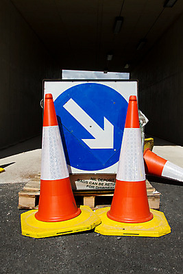 포토 JPG 해외이미지 통신 교통시설 화살 사람없음 빨간색 파란색 노란색 메시지 방향 심볼 사인 비콘스 해외202004 해외포토 컬러 교통 시설 파일형식 이미지허브