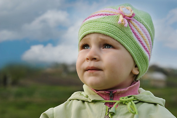 포토 JPG 해외이미지 1 옷 딸 감정 얼굴 어린이 자연 하늘 바람 날씨 한명 사람 잔디 야외 초록색 마을 희망 봄 꿈 표현 아기 작음 4월 6월 5월 걸음마 캡모자 혼자 해외202004 해외포토 자연요소 식물 모자_잡화 계절 컬러 가족 모션 신체부위 날짜 크기 생태계 파일형식 이미지허브