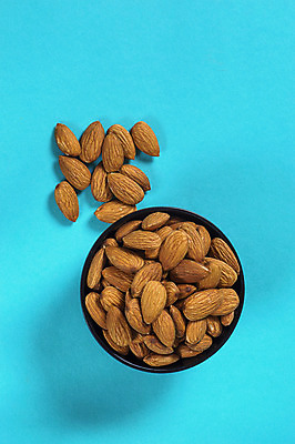 포토 JPG 해외이미지 그릇 백그라운드 다이어트 건조 사람없음 파란색 아몬드 해외202004 해외포토 식기 컬러 건강 견과류 파일형식 이미지허브