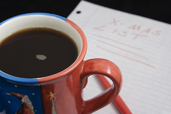 포토 JPG 해외이미지 라이프스타일 교육 종이 커피 음료 크리스마스 비즈니스 아이디어 따뜻함 사람없음 컵 파란색 스터디 사무실 흰색 업무 신문 뉴스 아침식사 계획 주식 읽기 투자 상업 단절 카페인 해외202004 해외포토 식기 기념일 컬러 컨셉 모션 생활 간행물 금융 학습 식사 작업 파일형식 이미지허브