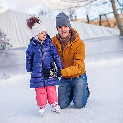 포토 JPG 해외이미지 주간 전신 백인 라이프스타일 여자 남자 딸 행복 어린이 겨울 가족 미소 웃음 사람 소녀 성인 야외 두명 얼음 스케이트 스케이팅 잡기 아빠 무릎꿇기 겨울옷 부녀 겨울풍경 해외202004 해외포토 자연요소 서양인 옷 계절 감정 스포츠용품 관계 모션 겨울스포츠 표정 풍경 생활 파일형식 이미지허브