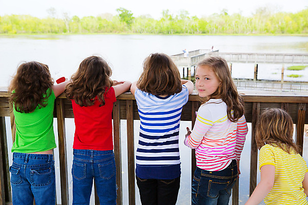 포토 JPG 해외이미지 백인 응시 공원 여자 행복 호수 여유 어린이 여행 백그라운드 학교 가족 자연 놀이 휴가 함께함 미소 사람 풍경 소녀 여러명 야외 물 여름 친구 봄 표현 그룹 숲 작음 자매 석호 철책 해외202004 해외포토 자연요소 서양인 시선 계절 공공시설 교육 감정 다수 컨셉 관계 표정 크기 생태계 파일형식 이미지허브