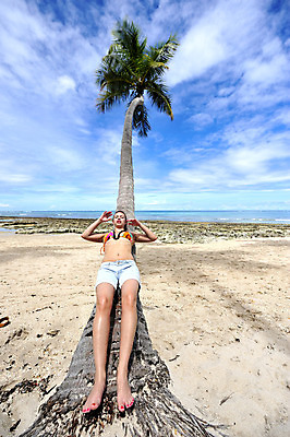 포토 JPG 해외이미지 나무 모래 바다 신발 하늘 휴가 휴식 손바닥 한명 해변 물 파란색 비키니 유행 브라질 해외202004 해외포토 자연요소 식물 1 손 수영복 컬러 컨셉 사람 남아메리카 파일형식 이미지허브