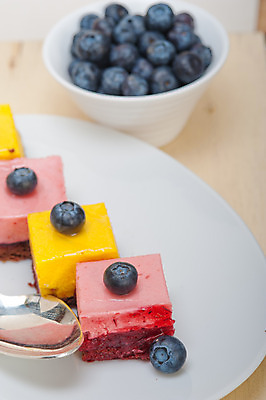 포토 JPG 해외이미지 접시 디저트 사람없음 숟가락 달콤 블루베리 무스케이크 해외202004 해외포토 식기 음식 과일 수저 케이크 맛 파일형식 이미지허브