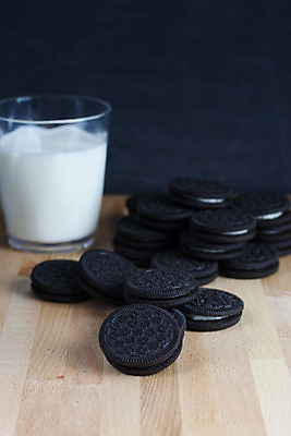 포토 JPG 해외이미지 음식 샌드위치 사람없음 쌓기 쿠키 과자 초콜릿 우유 대접 달콤 가득함 크림 폭식 프로스팅 해외202004 해외포토 모션 디저트 유제품 맛 제빵 파일형식 이미지허브