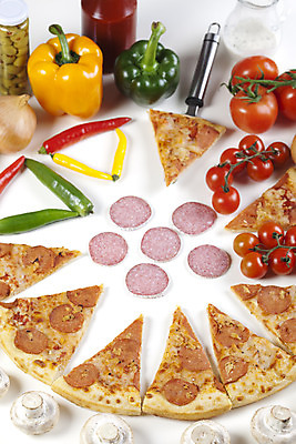 포토 JPG 해외이미지 스튜디오촬영 음식 조각 채소 재료 고추 양파 치즈 피자 패스트푸드 마늘 육류 사람없음 컬러풀 파티 식사 저녁식사 향신료 이탈리아문화 반죽 서빙 후추 토마토소스 점심식사 모짜렐라치즈 살라미 페퍼로니 해외202004 해외포토 컬러 식재료 유제품 서양음식 실내 이벤트 소스_음식 소시지 인스턴트 유럽문화 향미료 파일형식 이미지허브