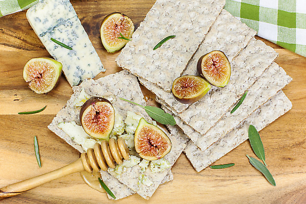 포토 JPG 해외이미지 전통 접시 음식 조각 과일 재료 치즈 건강 요리 사람없음 파란색 소풍 식사 신선 달콤 맛 상품 먹기 향신료 토스트 꿀 정맥 무화과 내추럴 프랑스어 점심식사 식품점 영양분 해외202004 해외포토 문자 식기 빵 컬러 컨셉 모션 유제품 야외활동 상점 혈관 향미료 파일형식 이미지허브