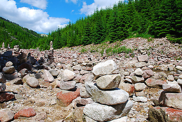 포토 JPG 해외이미지 유럽 호수 여행 무늬 자연 산 풍경 사람없음 야외 가로 초록색 물 여름 쌓기 계곡 하이킹 바위 알프스 돌무덤 절정 스코틀랜드 해외202004 해외포토 자연요소 계절 나라 컬러 모션 레저 영국 돌_바위 무덤 생태계 파일형식 이미지허브