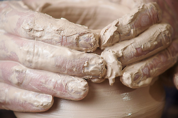 포토 JPG 해외이미지 손 손가락 기술 창조 미술 사람없음 컵 꽃병 젖음 터치 엄지손가락 조끼 업무 바퀴 항아리 도자기 원형 작업실 사발 던지기 성형수술 제조 냄비 집중 서식 함선 만들기 점토 진흙 장인 조형 주인 수공예 곰팡이 도예가 두더지 압력 핸드메이드 해외202004 해외포토 도형 직업 식기 꽃 컨셉 배_교통 모션 문화예술 신체부위 외투 작업 사기그릇 수술 솥 공예 파일형식 이미지허브