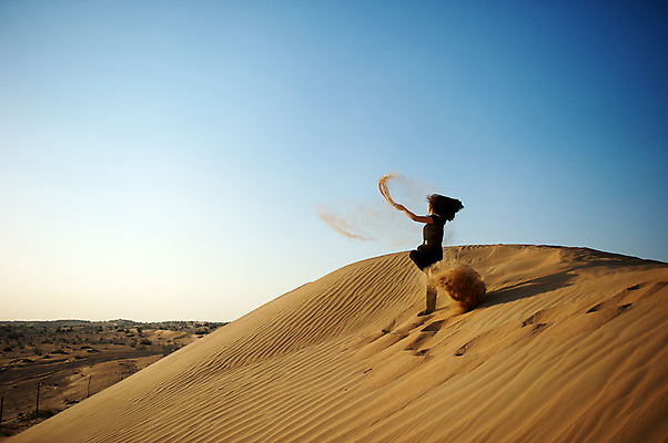 포토 JPG 해외이미지 주간 전신 여자 모래 하늘 한명 풍경 성인 야외 사막 모래언덕 두바이 성인여자한명만 해외202004 흩날리기 해외포토 자연요소 1 모션 사람 언덕 아랍에미리트 여자한명만 성인여자만 파일형식 이미지허브