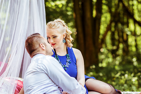 포토 JPG 해외이미지 백인 라이프스타일 커플 응시 공원 여자 남자 행복 2 밭 관계 자연 휴식 기념 함께함 사랑 미소 사람 앉기 잔디 성인 야외 두명 가로 여름 침대 열정 베일 우크라이나 카피스페이스 해외202004 해외포토 서양인 식물 시선 계절 공공시설 감정 유럽 가구 컨셉 농업 모션 표정 생활 공백 생태계 파일형식 이미지허브