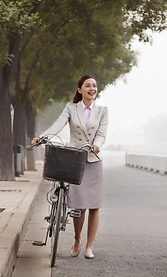 포토 JPG 해외이미지 전신 긴머리 행복 여행 모션 한명 미소 웃음 정장 성인 야외 아웃포커스 세로 30대 걷기 자전거 중국 회색 도시 비즈니스우먼 출퇴근 옷입기 베이징 시티라이프 해외202004 해외포토 1 라이프스타일 헤어스타일 옷 여자 감정 아시아 컬러 비즈니스 촬영기법 표정 사람 장년 바이크 직장인 파일형식 이미지허브