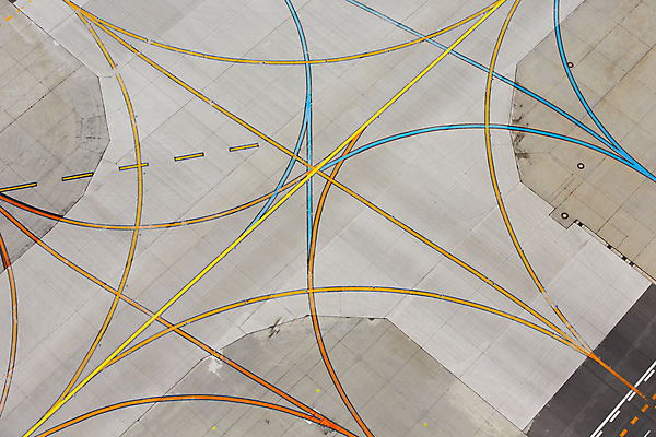 포토 JPG 해외이미지 선 여행 백그라운드 오렌지 가이드 교통시설 안전 사람없음 야외 파란색 하이앵글 노란색 작업장 공항 방향 교차로 도착 항공 사인 출발 도로표지판 활주로 건너기 땅바닥 떠남 조감도 콘크리트 해외202004 해외포토 직업 산업 도로 길 뷰포인트 컬러 교통 컨셉 과일 모션 바닥 표지판 시설 파일형식 이미지허브