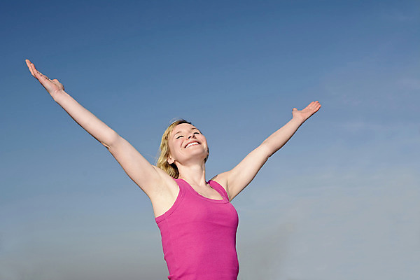 포토 JPG 해외이미지 여자 행복 감정 무기 응원 자연 하늘 휴식 건강 한명 미소 웃음 야외 빨간색 여름 파란색 금발 태양 맑음 힘 봄 활발 기쁨 자유 오픈 파란배경 번짐 무료 성인여자만 카피스페이스 해외202004 해외포토 자연요소 1 헤어스타일 계절 컬러 백그라운드 컨셉 날씨 표정 사람 공백 생태계 여자만 성인만 파일형식 효과 이미지허브