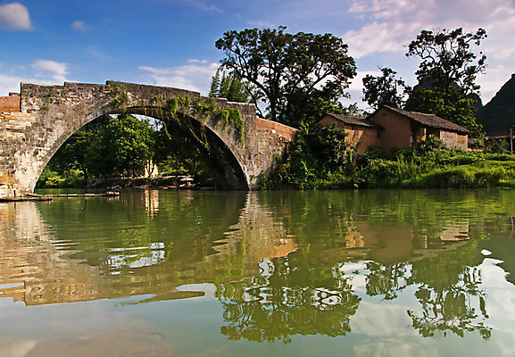 포토 JPG 해외이미지 나무 구름 아시아 건축양식 자연 하늘 풍경 사람없음 야외 초록색 물 관광지 강 반사 중국 해외202004 해외포토 자연요소 식물 건축 나라 컬러 여행 생태계 파일형식 이미지허브