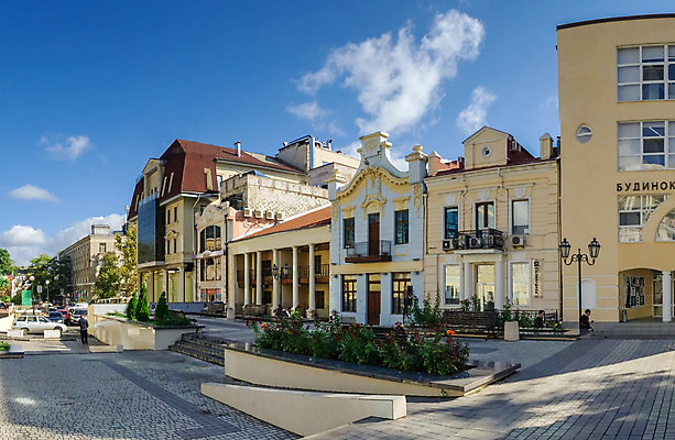 포토 JPG 해외이미지 유럽 문화 조각 여행 백그라운드 건축양식 하늘 호텔 아침 거리 주택 파노라마 미술 사람없음 야외 건물 여름 도시풍경 사무실 상점 식당 궁전 카페 도시 바 센터 역사 클래식 쇼핑몰 무역 상업 정사각형 천연기념물 옛날 우크라이나 전국 회복 스타일 해외202004 해외포토 주간 도형 건축물 계절 건축 나라 산업 컨셉 고건축 비즈니스 숙소 문화예술 촬영기법 풍경 파일형식 이미지허브