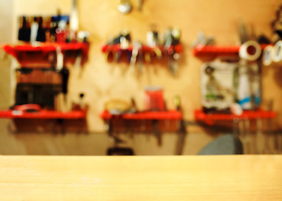 포토 JPG 해외이미지 전통 벽 백그라운드 탁자 실내 창조 사람없음 상점 장비 도구 공구 업무 작업실 수리 소프트포커스 망치 책상 고정 기어 블러 조작 핸드메이드 해외202004 해외포토 가구 촬영기법 내부 작업 파일형식 이미지허브